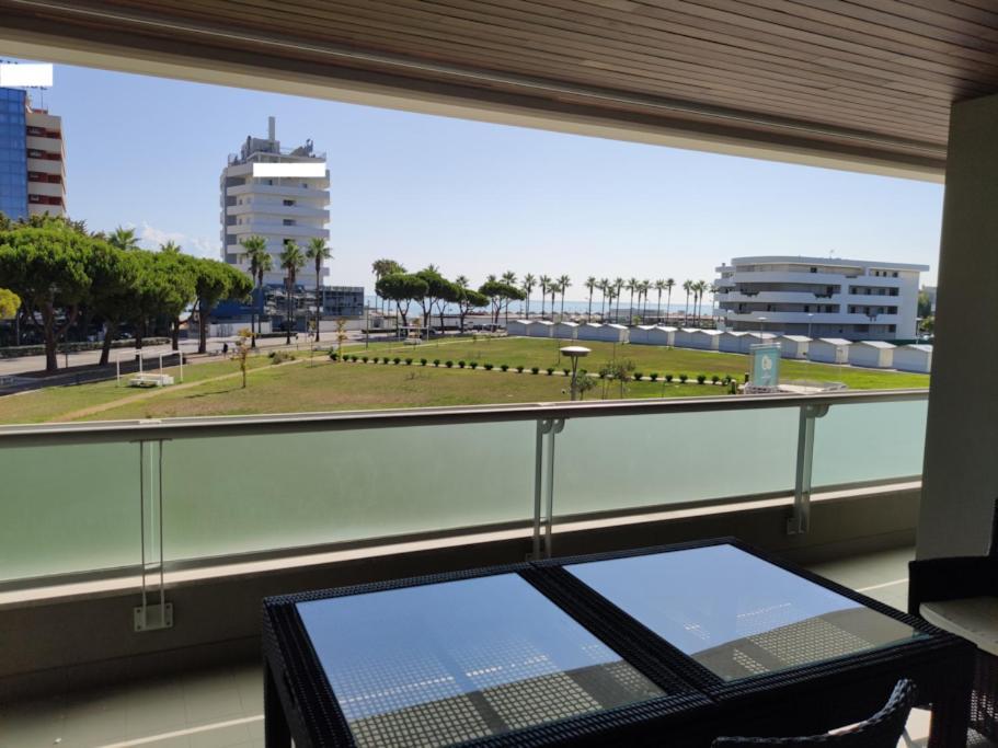 White-Blue Vibes, Seafront 2-Bedroom Apt Montesilvano Marina Buitenkant foto