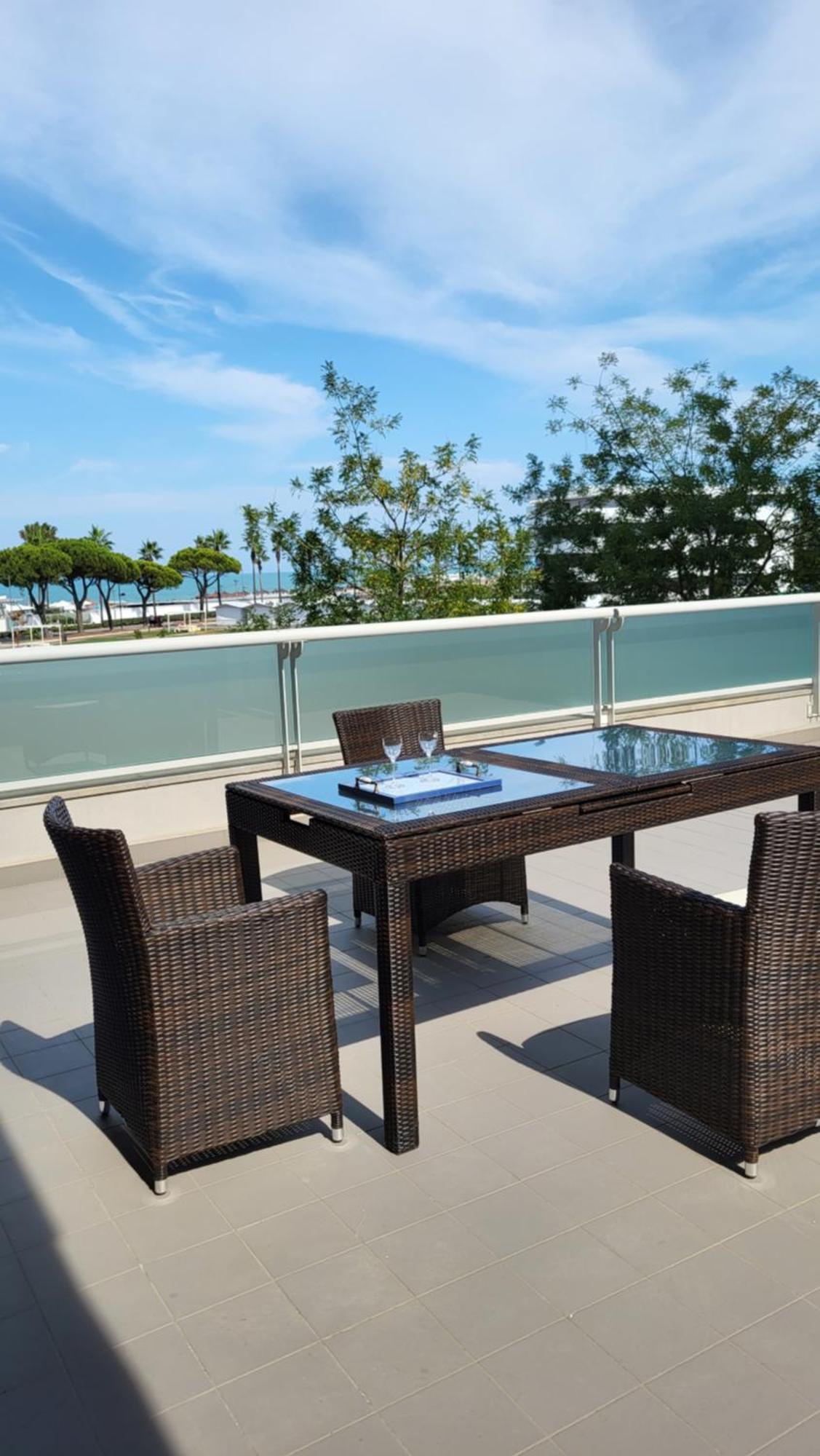 White-Blue Vibes, Seafront 2-Bedroom Apt Montesilvano Marina Buitenkant foto